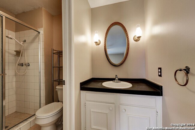 Building Photo - Charming Home Awaits: Spacious & Modern Living in a Prime Location