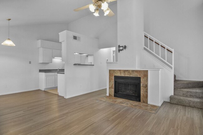 Building Photo - Beautiful Gated Townhome Great Location