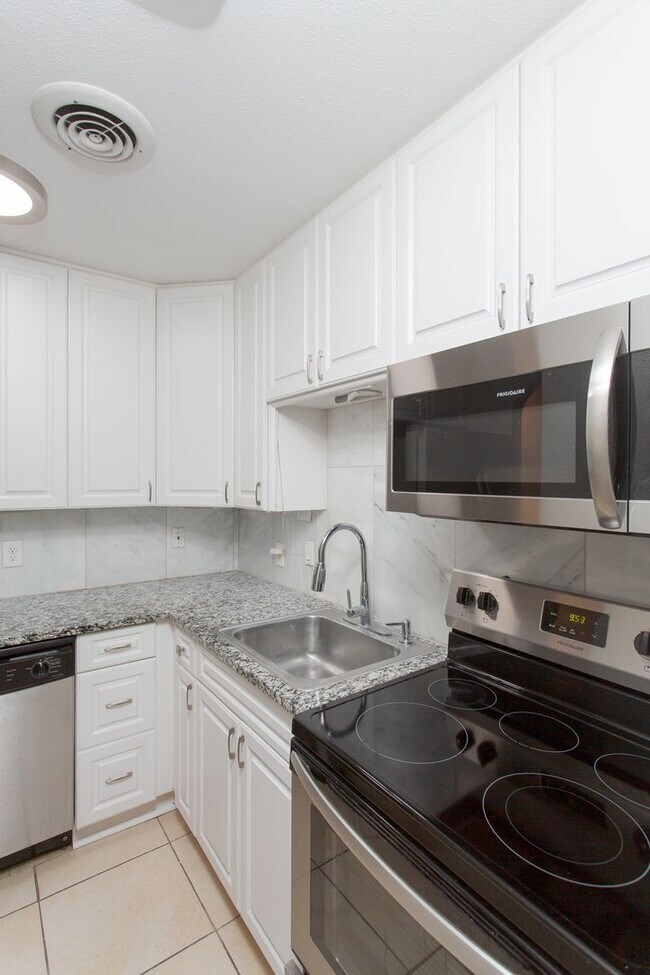 Building Photo - Beautiful Townhome in Alamo Heights!!