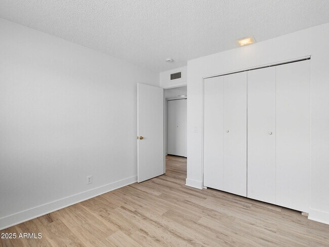 Building Photo - 4740 E Moreland St