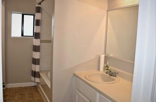 Building Photo - 145 Henna