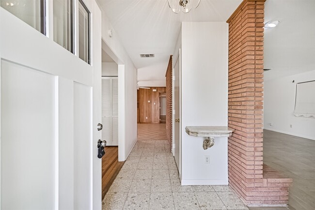 Building Photo - 2920 Heron Dr