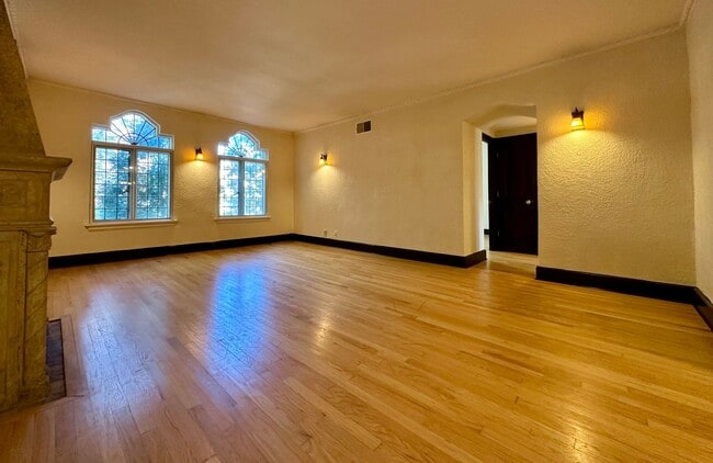 Building Photo - 2550 Lake