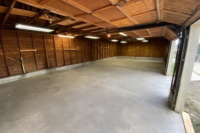 Building Photo - 2121 5th Ave