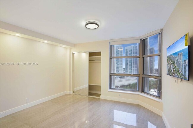 Building Photo - 3500 Mystic Pointe Dr