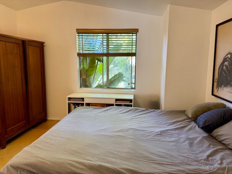 Building Photo - 3633 Mountain View Ave