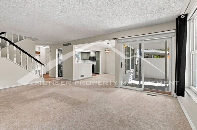 Building Photo - Stunning Townhouse with Washer/Dryer and Central AC