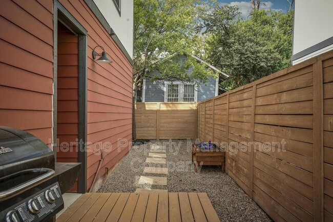 Building Photo - 1417 E Crockett St