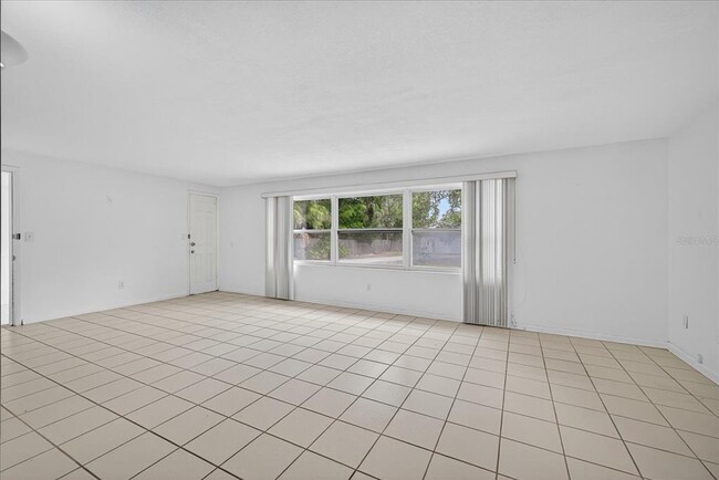 Building Photo - 215 Edgewater Dr