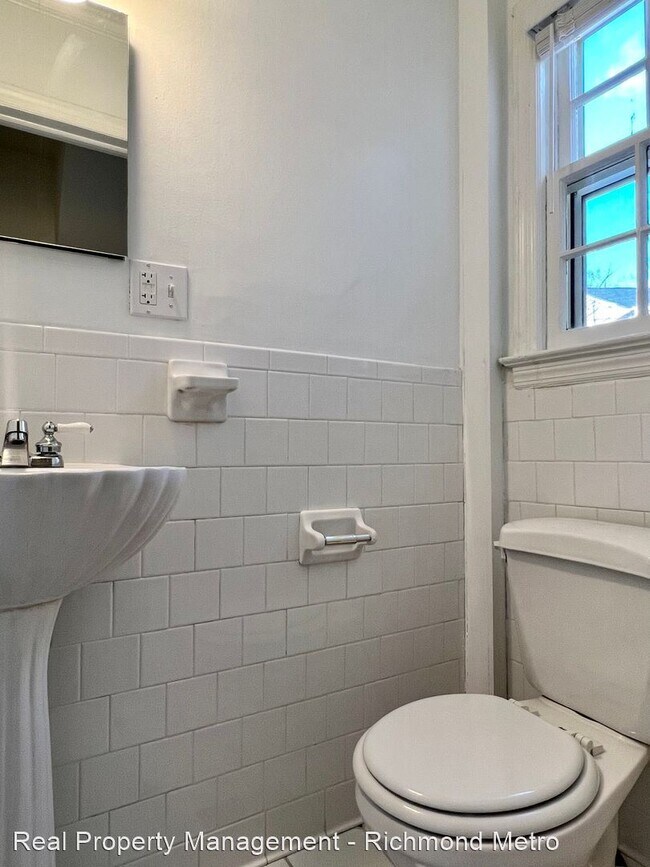 Building Photo - 3 br, 1.5 bath House - 6202 Dustin Drive