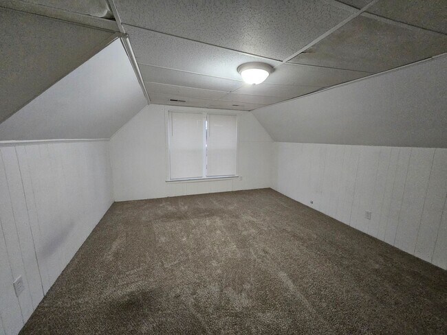 Building Photo - 109 E Eichel Ave