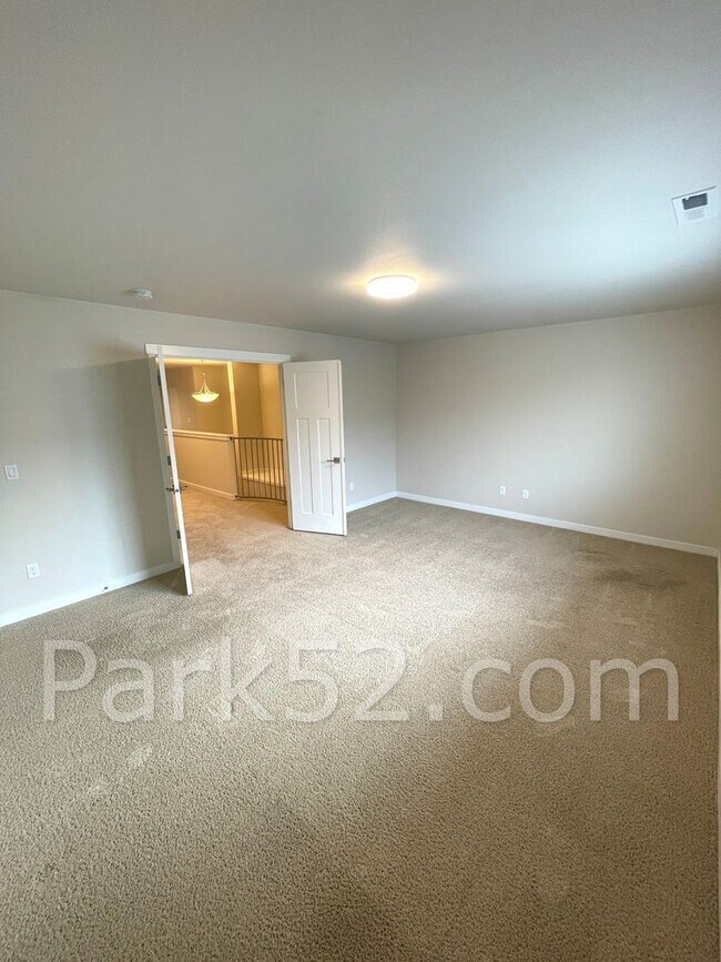 Building Photo - $500 Off First Full Month! 4 Bedroom Singl...