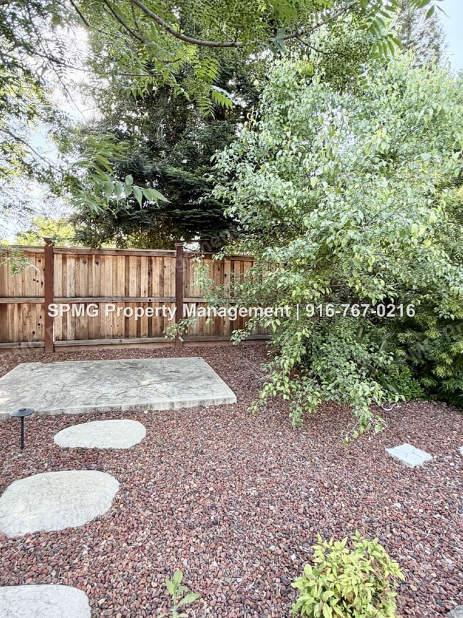 Building Photo - Beautiful 4 Bed / 3 Bath Home in Prime Roseville Location – Across from Park!