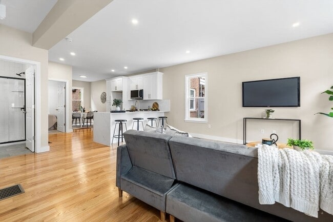 Building Photo - 362 Silver St