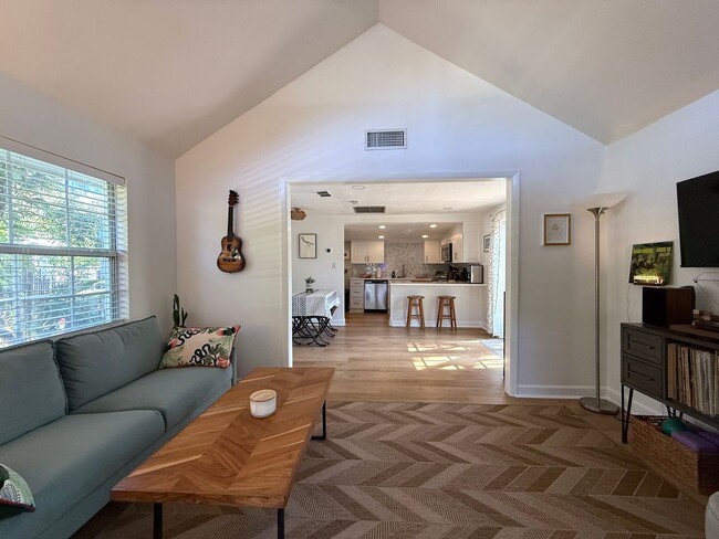 Building Photo - 2 Bedroom 2 Bath Annual Furnished Cottage ...
