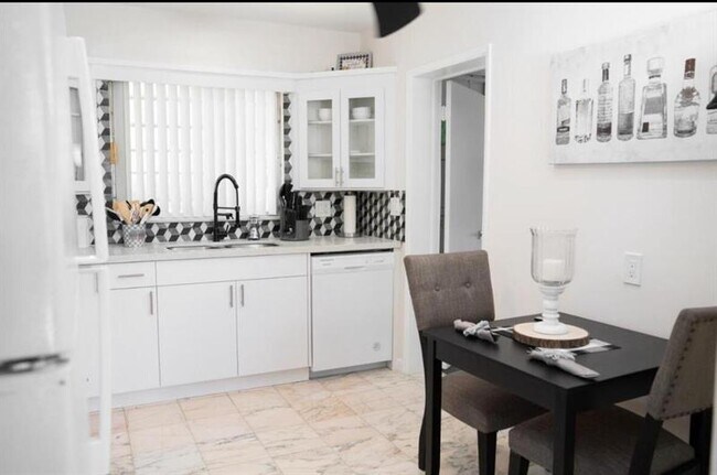 Building Photo - 1128 N 16th Ave