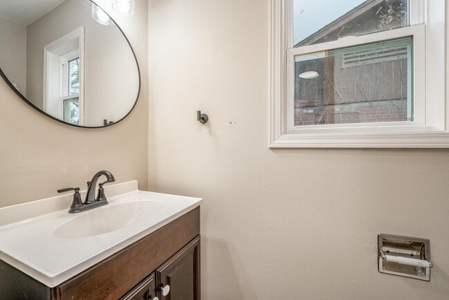 Building Photo - 1520 N Yale Blvd