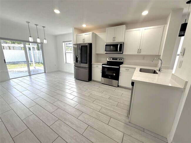 Building Photo - 507 NE 6th Ct