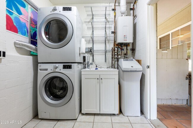 Building Photo - 8322 E Wilshire Dr