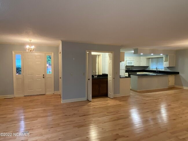Building Photo - 285 Lake Forest Dr