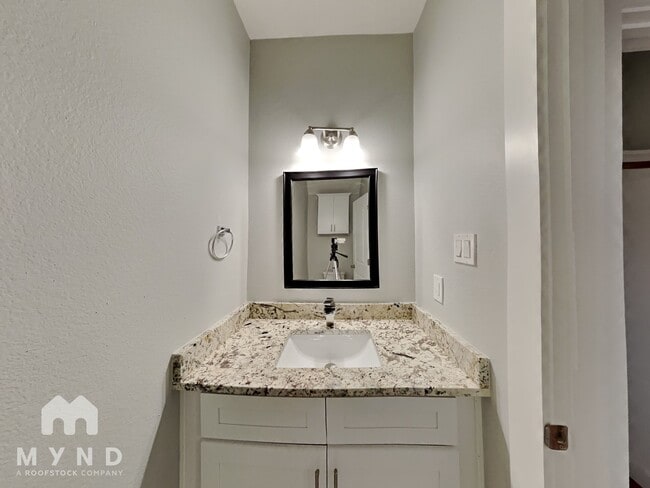 Building Photo - 712 Perry Ave