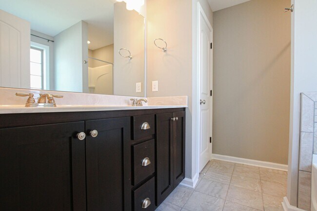 Building Photo - Pet Friendly Three Bedroom!