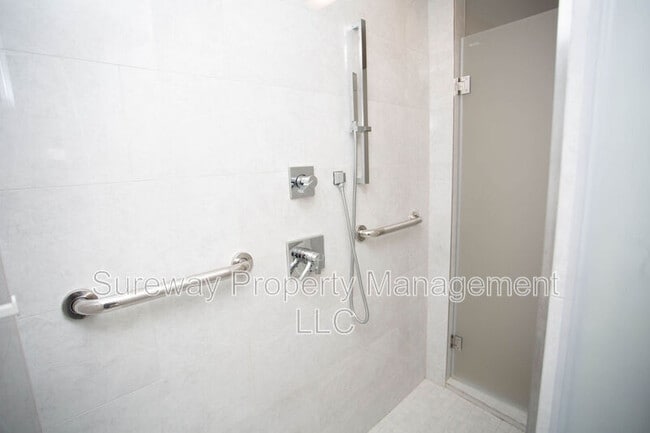 Building Photo - 90 Clubhouse Rd