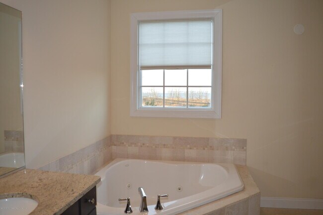 Building Photo - 606 Park Ave