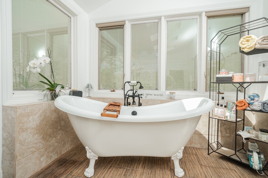 Master Tub - 7304 Haymarket Ln
