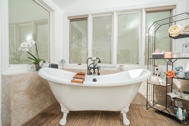 Master Tub - 7304 Haymarket Ln
