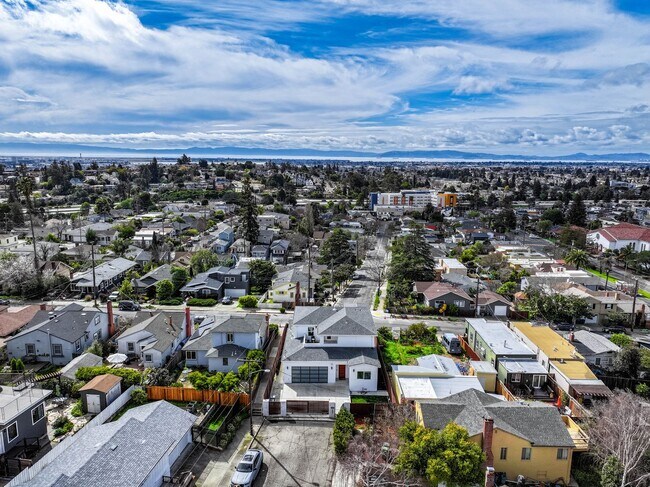 Building Photo - Stunning 4/3 in the Oakland Hills