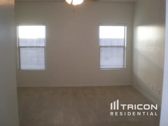 Building Photo - 15613 N Poppy St