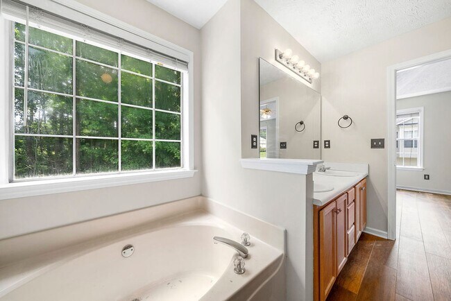 Building Photo - SPACIOUS 3 BED /2 BATH HOME