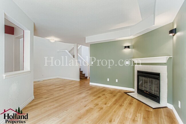 Building Photo - Elegant 3-Bedroom Home Steps from Nature