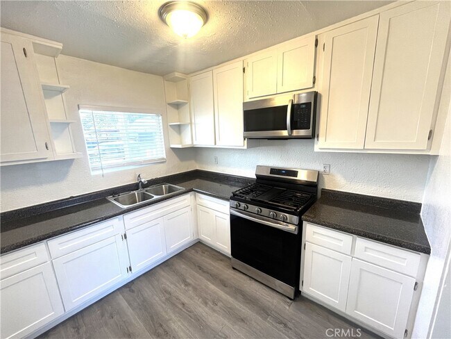 Building Photo - 1702 W 60th St
