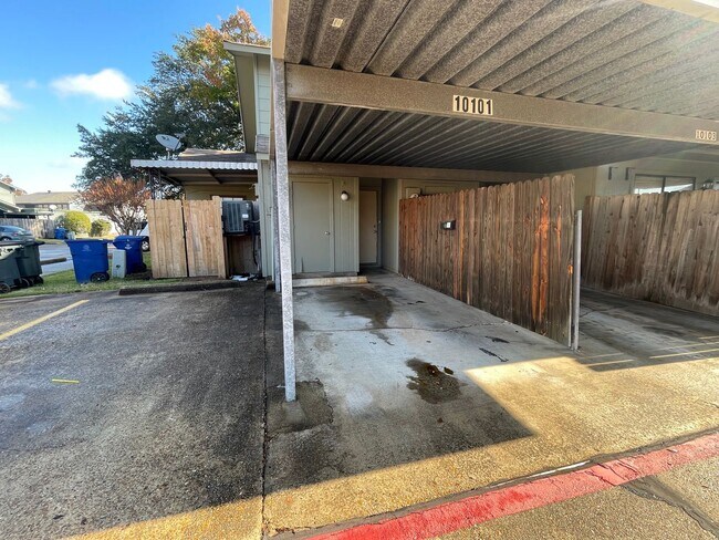 Building Photo - 10101 Carlsbad Dr