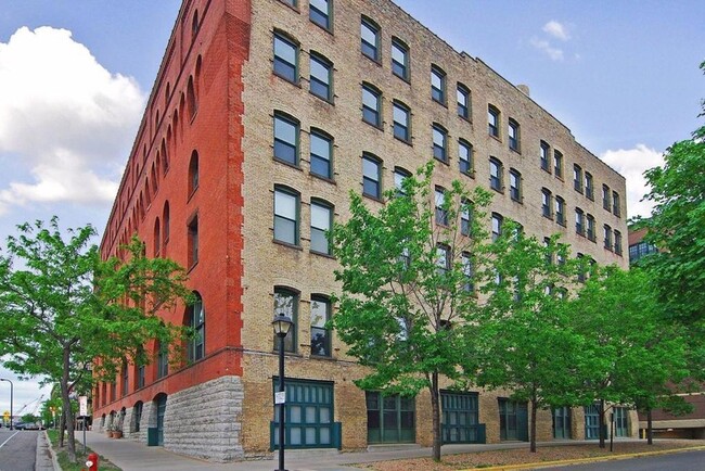 Building Photo - 400 N 1st St