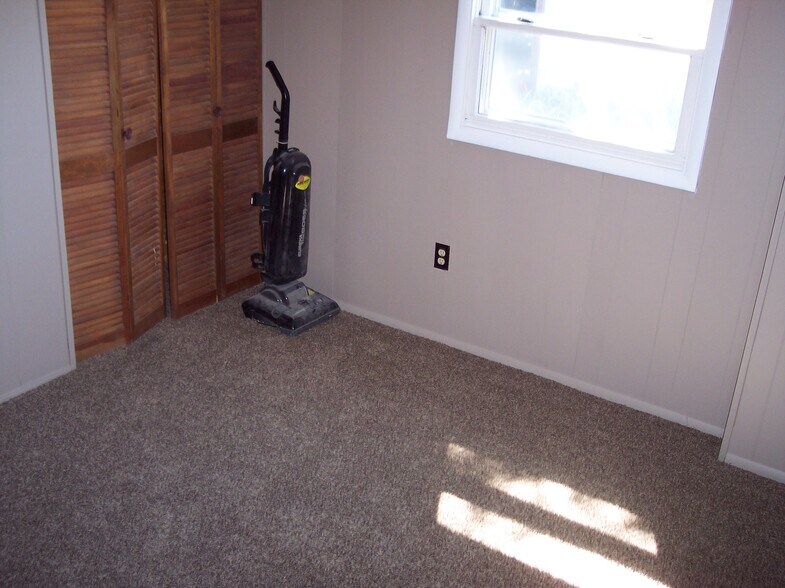 Bedroom - 104 E 6th St