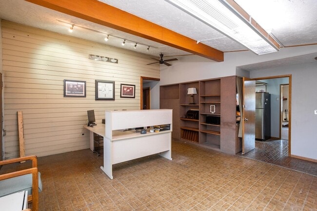 Building Photo - 10623 E Montgomery Ave