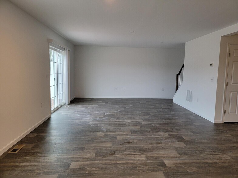 Building Photo - 128 Robert Cir