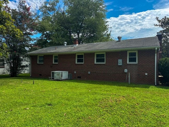 Building Photo - 246 Phillips Dr
