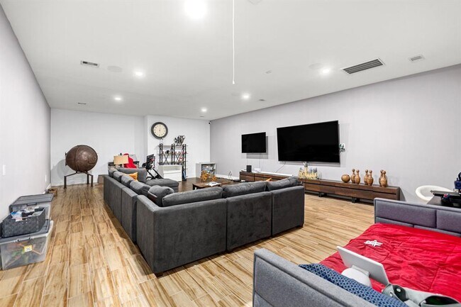 Building Photo - 32810 Oak Creek Dr