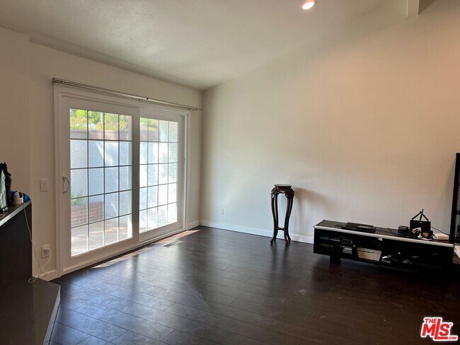 Building Photo - 1580 Palisades Dr