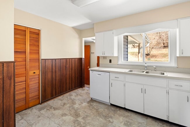 Building Photo - West Asheville House