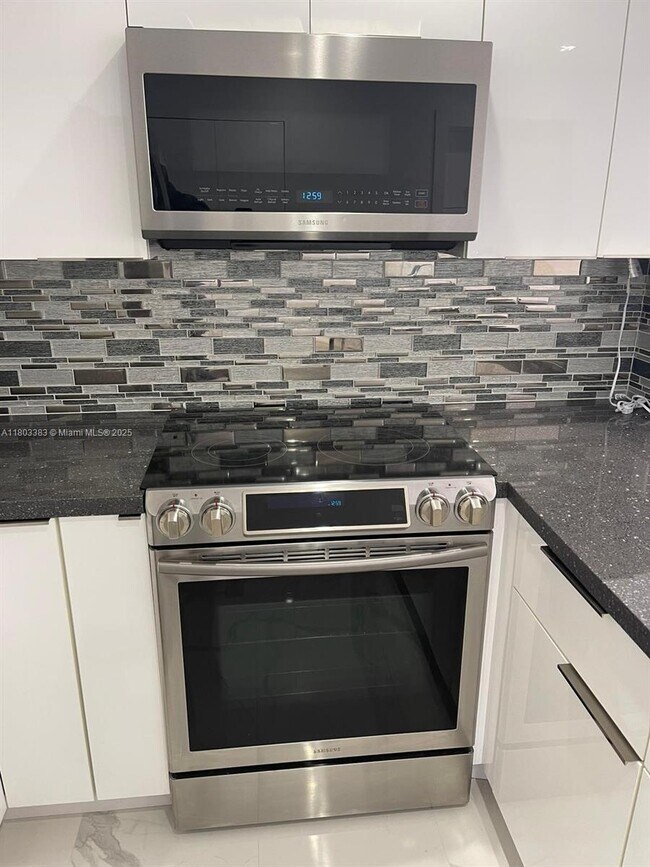 Building Photo - 7030 SW 41st Pl