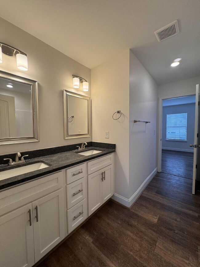 Building Photo - Sign a 12-month lease now and receive the ...