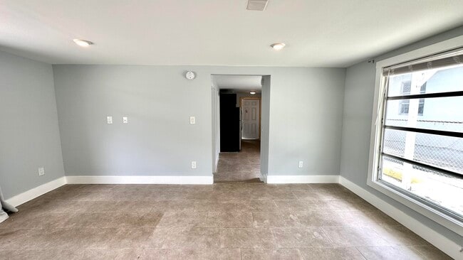 Building Photo - 318 S K St