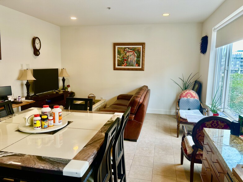 Building Photo - 300 E 4th St