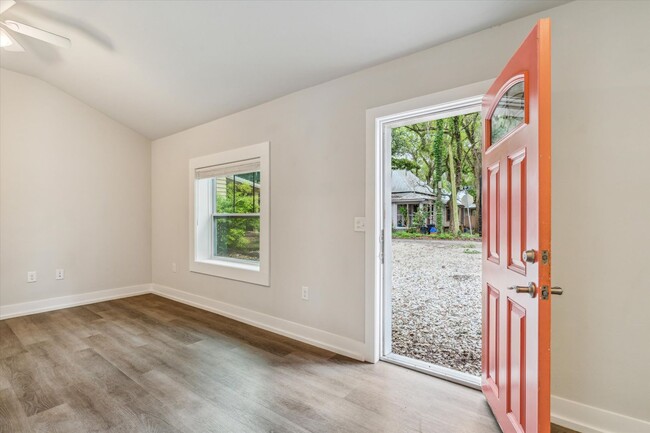 Building Photo - Newly Renovated 2 Bedroom House in Center ...