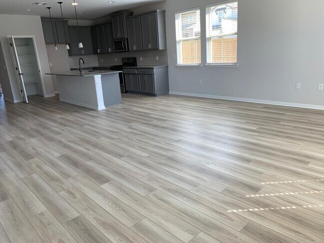 Building Photo - 368 Rend Dr